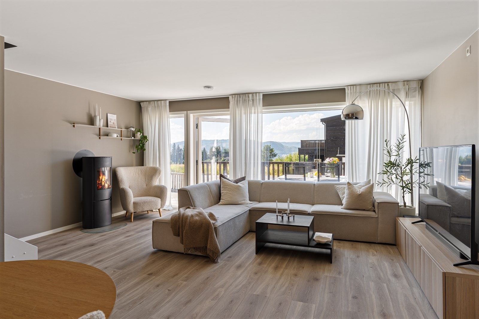 Boligen har både vedovn og balansert ventilasjonsanlegg, noe som gir en kombinasjon av lun varme og god inneklima Galleribilde