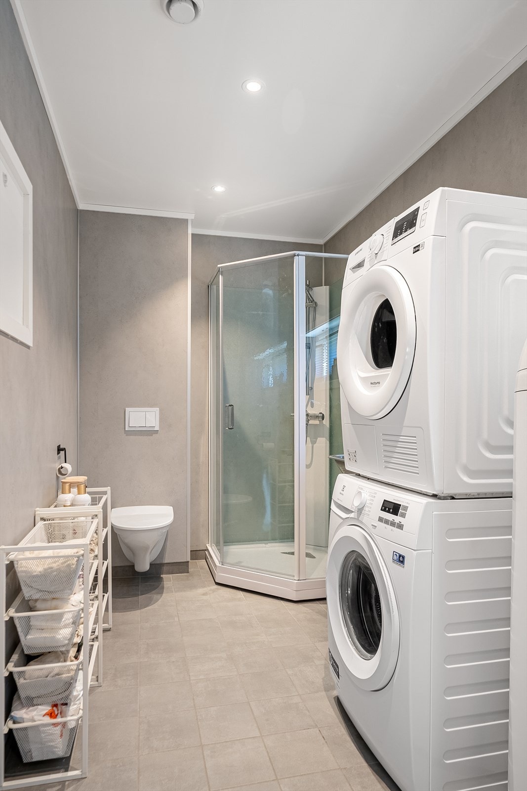 Bad/Vaskerom med god plass til vaskemaskin og tørketrommel Galleribilde