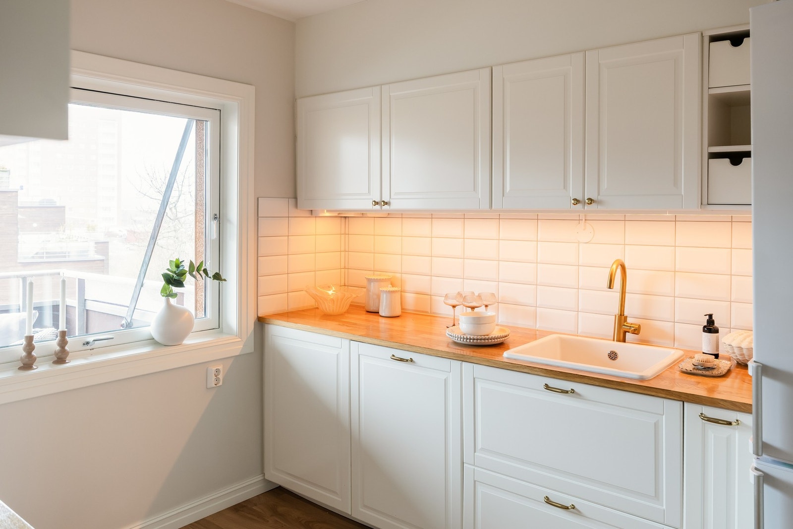 Gode lysforhold gjør rommet til en hyggelig arbeidssone. Galleribilde