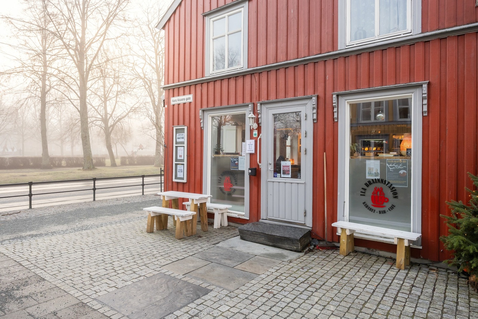 Populære Ila Brainnstasjon som ligger like i nærheten er en lokal pub med varierte kulturinnslag. Galleribilde