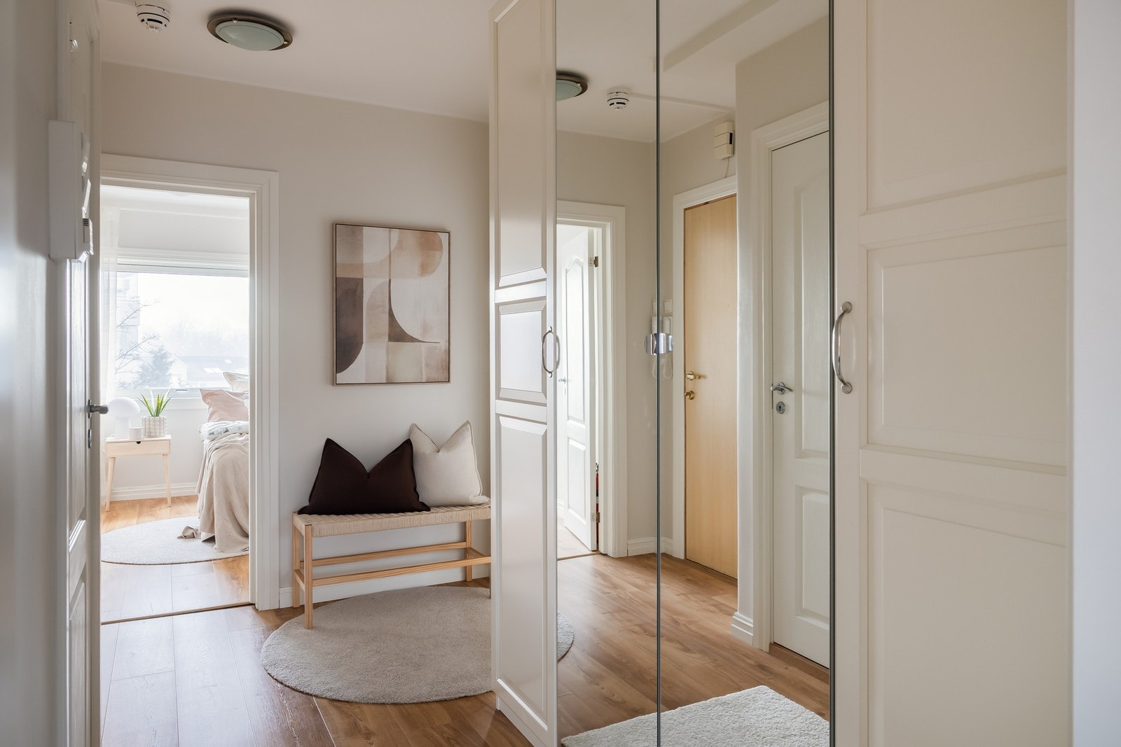 Gode lagringsmuligheter i praktisk garderobe i gang. Galleribilde