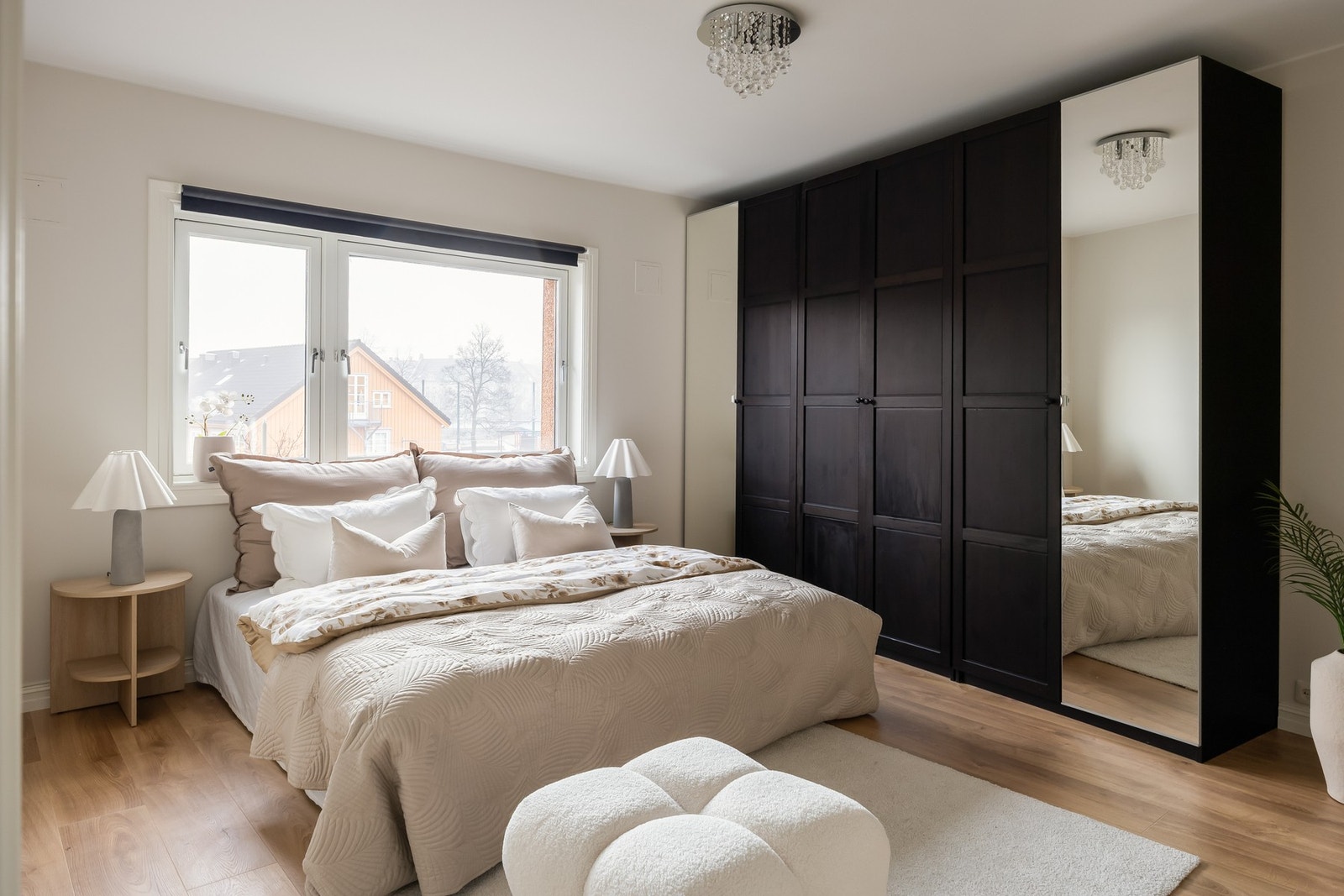 Fra gangen har man adkomst til hovedsoverommet som er romslig på hele 17 kvm. Galleribilde