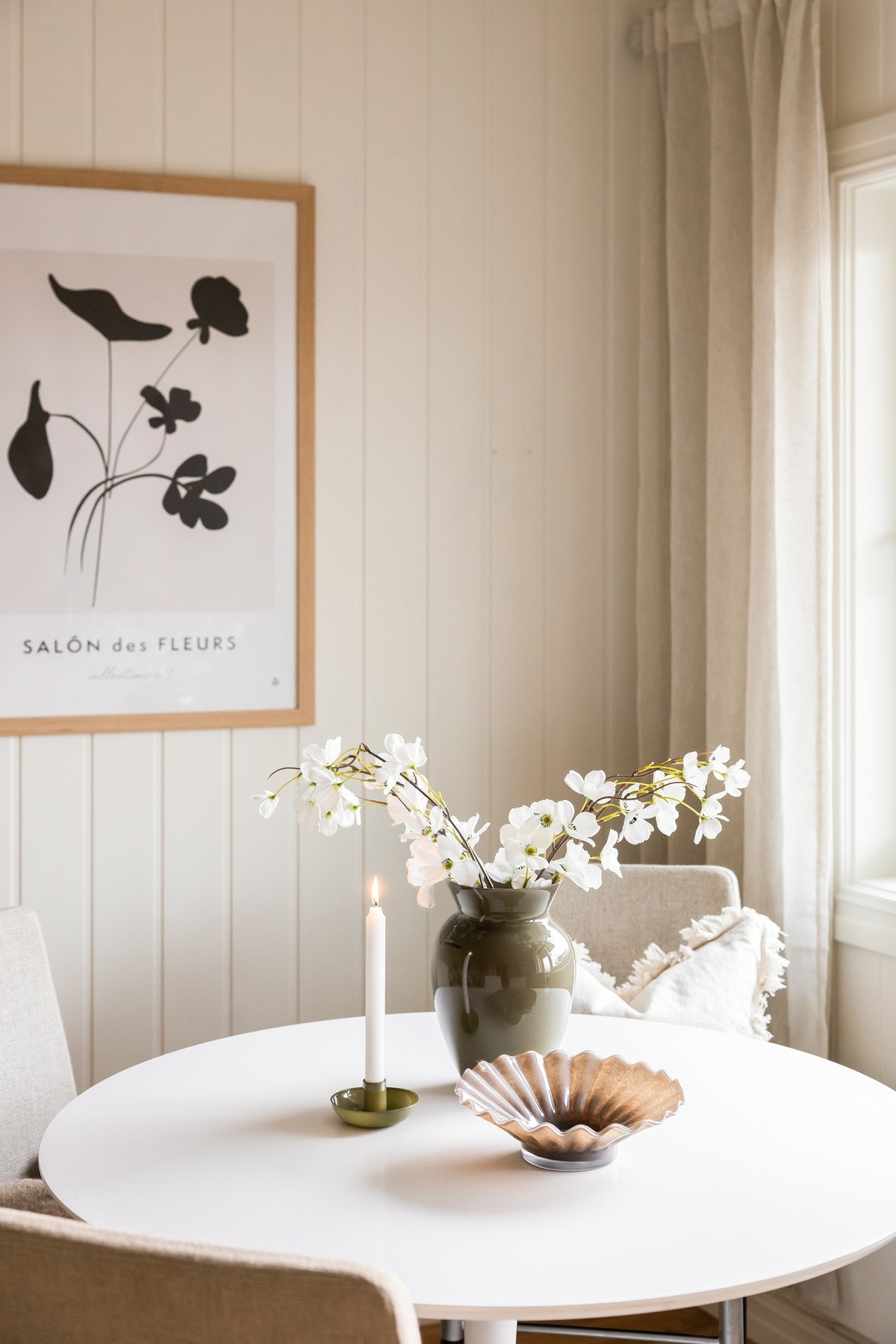 På stuen er det bra med plass for både spisebord, tv-løsning og sofakrok. Galleribilde