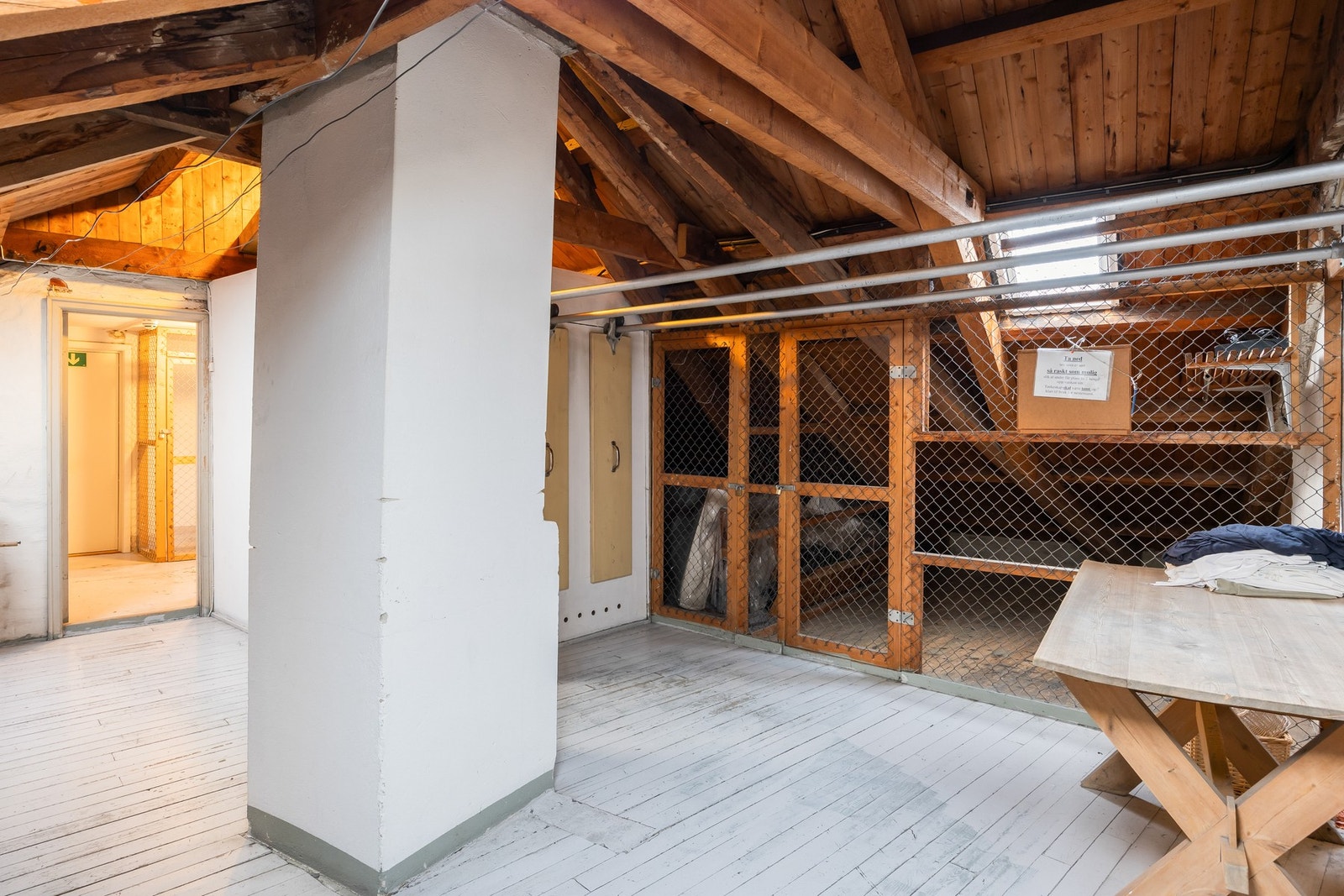 En av bodene ligger her på loftet. Her finnes det også romslig tørkeloft. Galleribilde