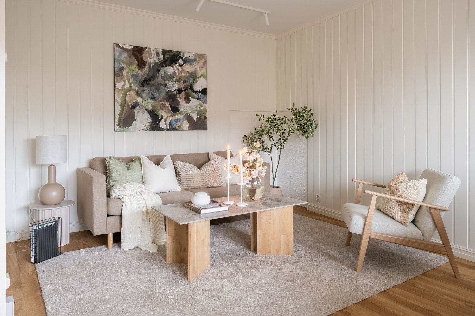 I 2023 ble leiligheten pusset opp med bl.a. nytt gulv, nye vegg- og takflater. Galleribilde