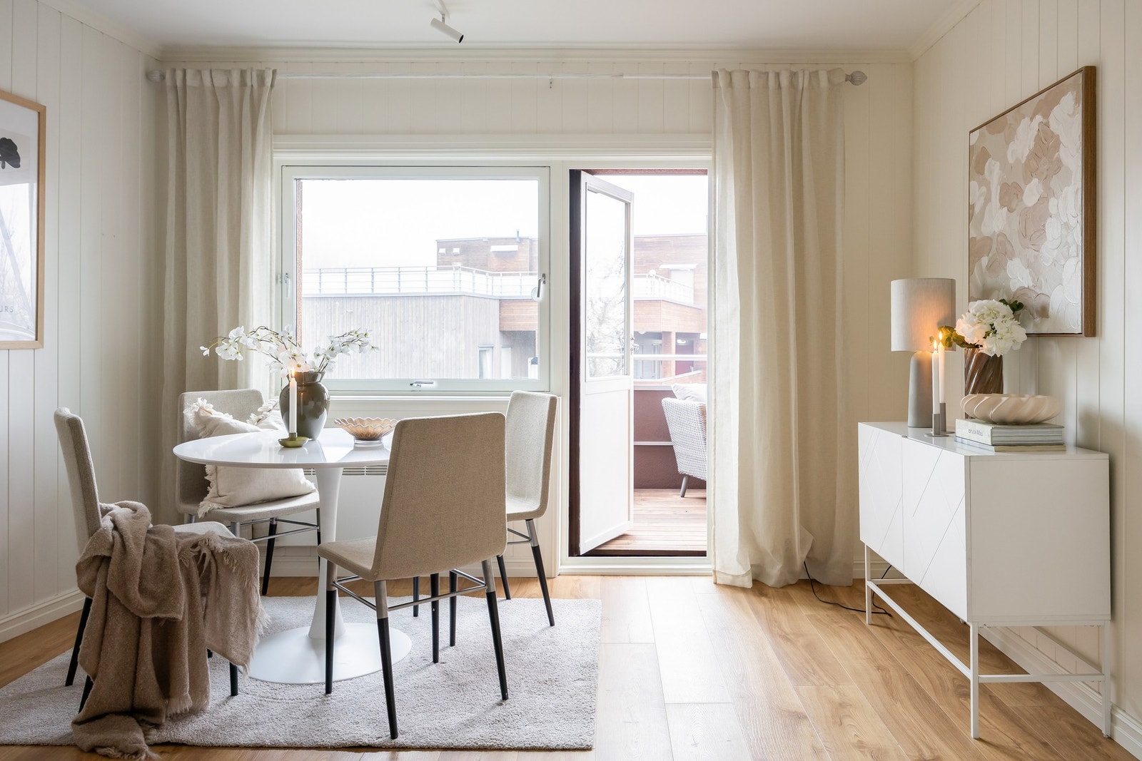 Gode vindusflater slipper til rikelig med naturlig dagslys i leiligheten. Galleribilde