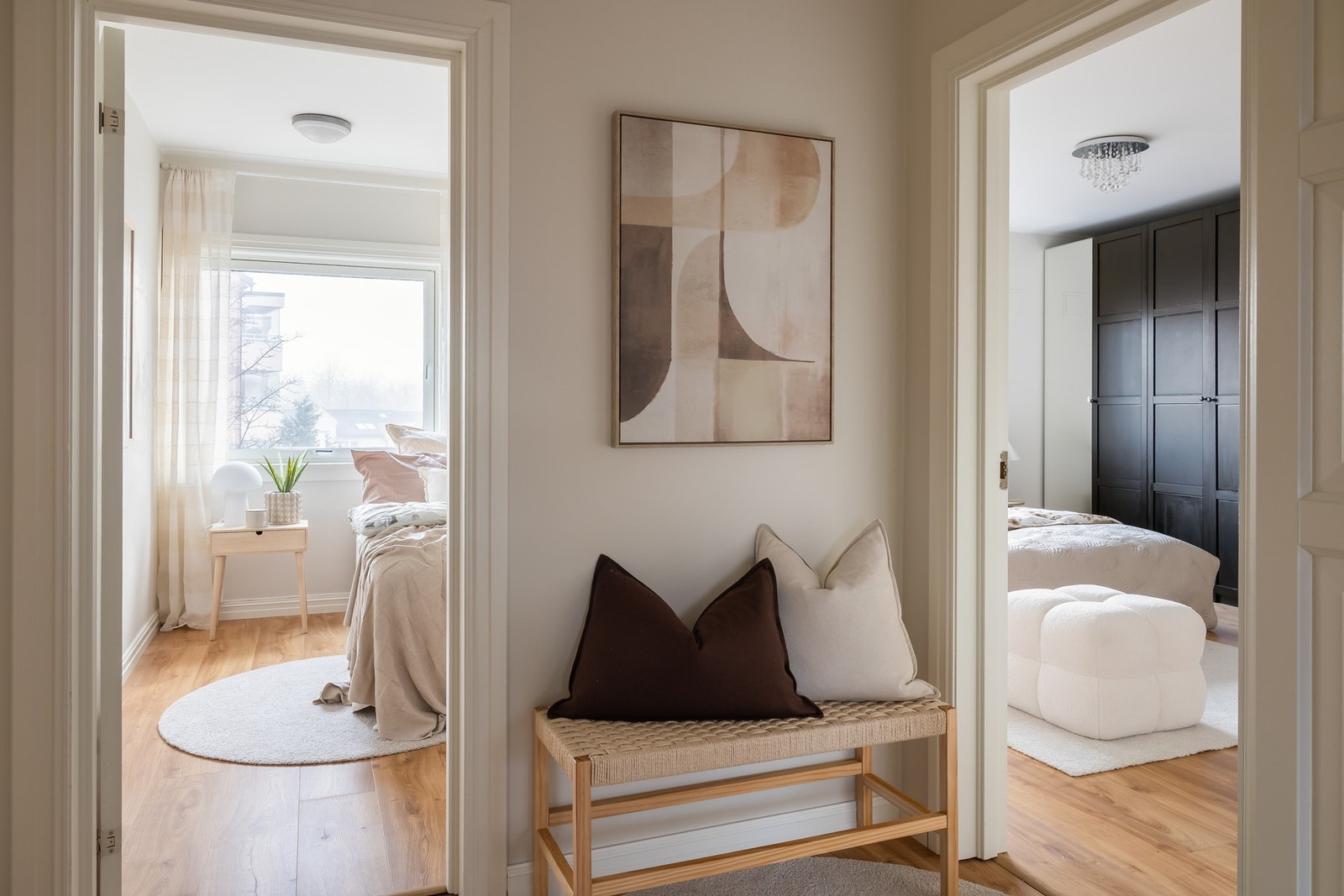Leiligheten er malt opp i tidsriktige og nøytrale farger. Galleribilde