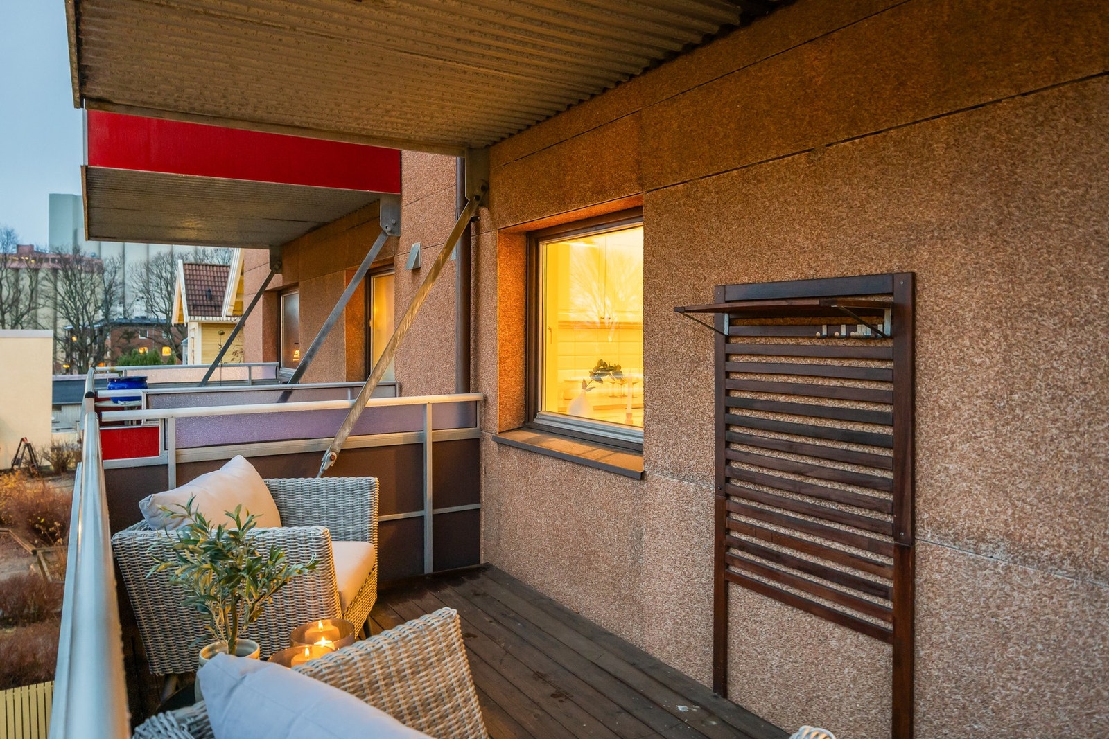 Verandaen er lun og overbygd og brukes store deler av sommerhalvåret. Galleribilde