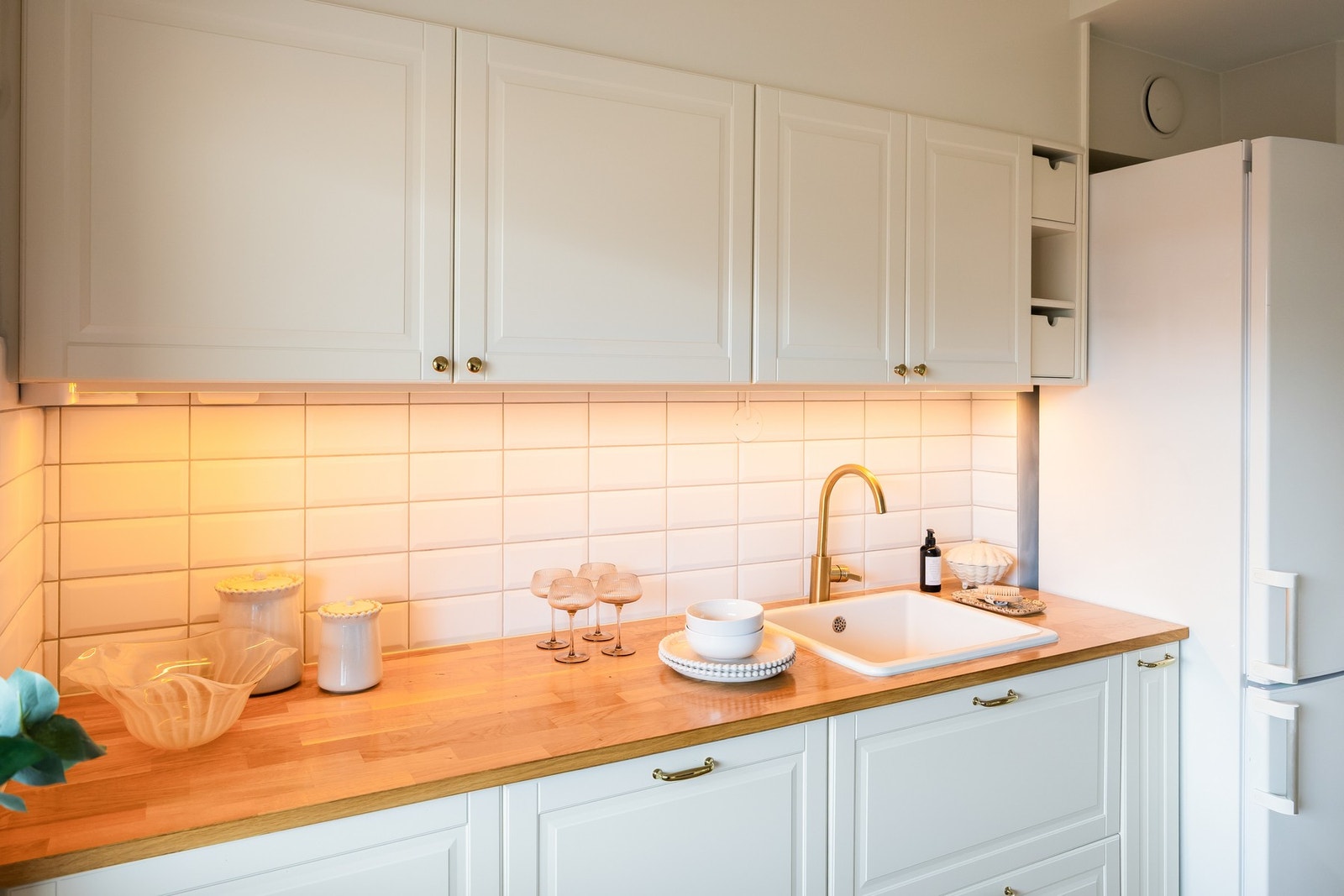 Rikelig med lagringsplass i skap og skuffer. Galleribilde