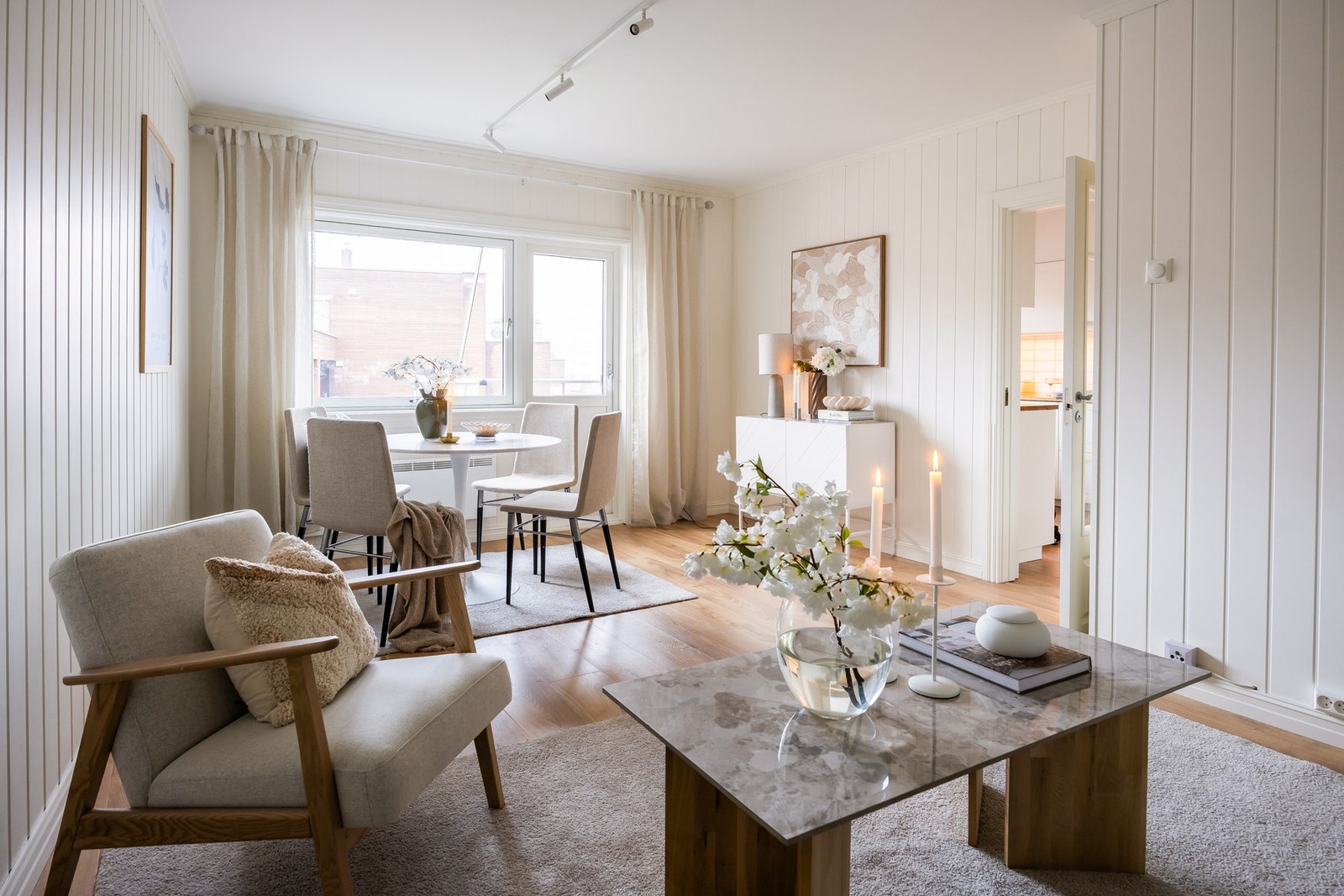 Leiligheten ligger usjenert til i byggets 3.etasje, uten sjenerende innsyn. Galleribilde