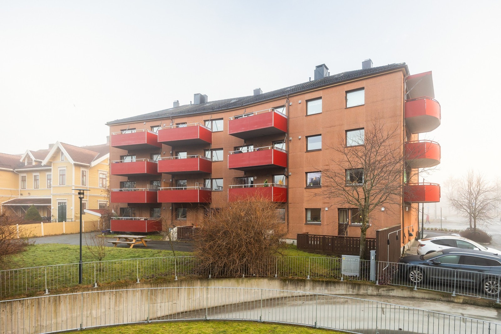 Bygget ble oppgradert i 2013 med bl.a. nytt tak. Det er for øvrig ledig parkering like utenfor bygget p.t. Galleribilde