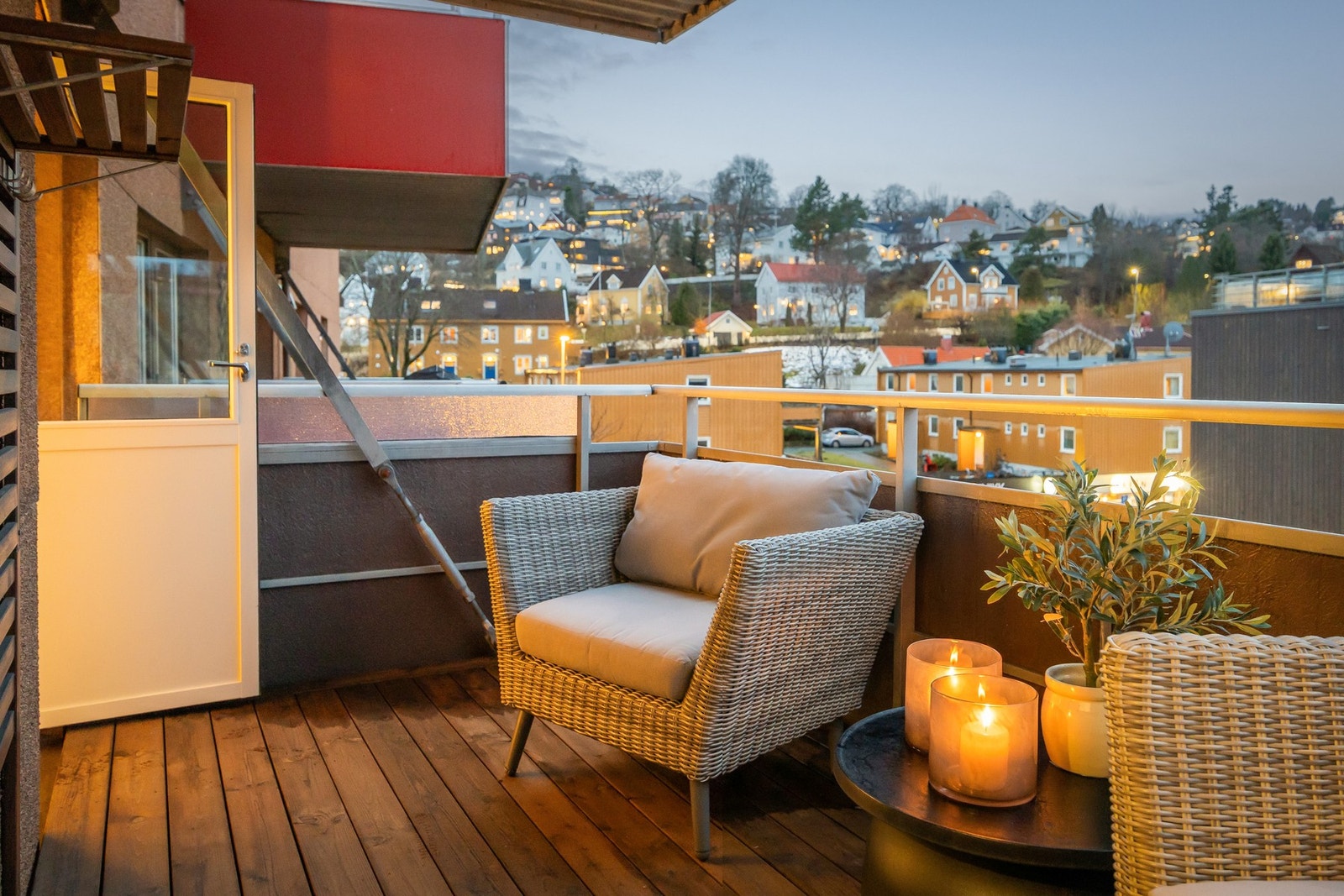 Boligen skiller seg ut med en vestvendt veranda som utvider boarealet på sommerstid. Galleribilde