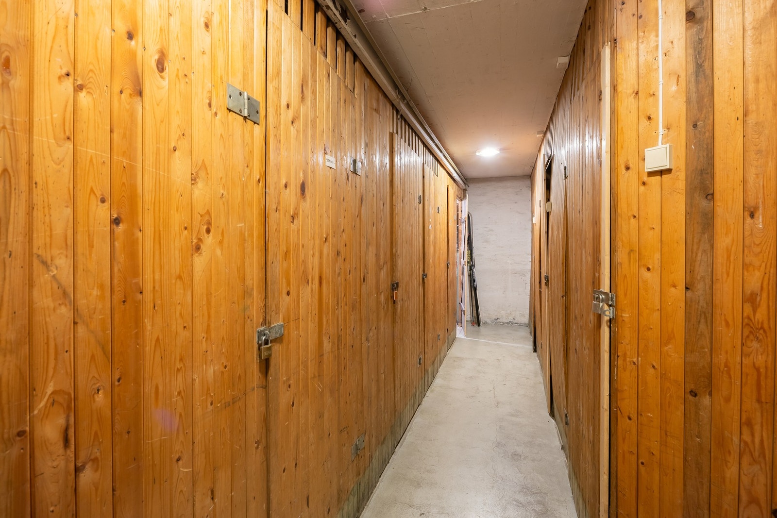 Det disponeres rikelig med lagringsplass hvor man har 2 boder i kjeller og 1 på loft som følger leiligheten. Galleribilde