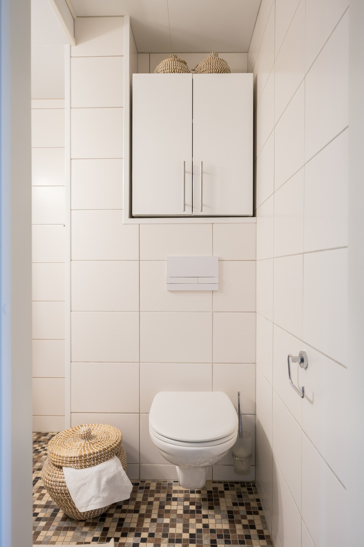 Pent, flislagt bad med behagelig oppvarming via varmekabler i gulv. Det ble lagt inn ny varmtvannsbereder og rørfornying av avløpsrør i 2023. Galleribilde