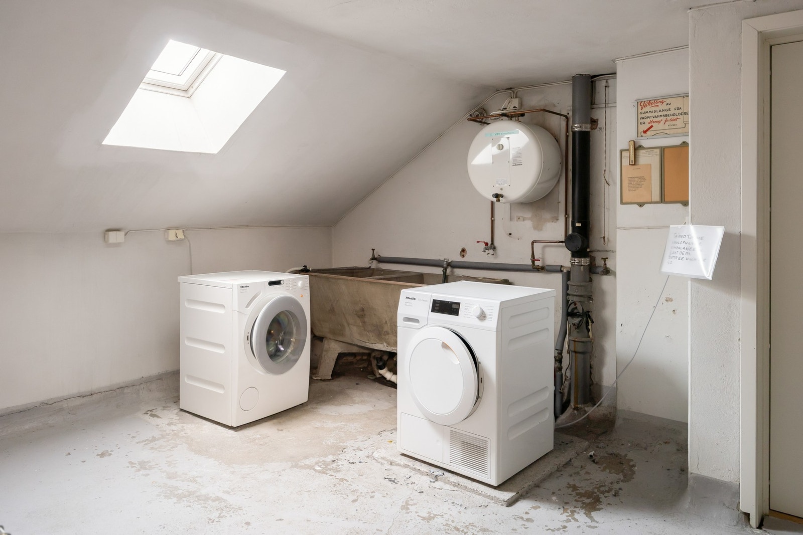 Felles vaskerom finner man både i kjeller og på loft. Galleribilde
