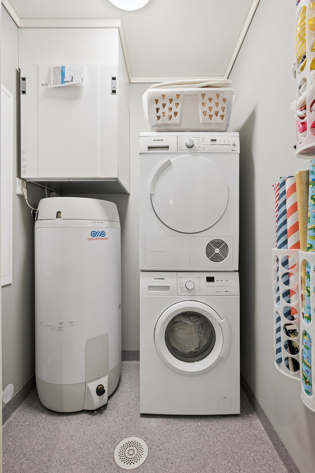 Praktisk bodrom/tekniskrom med sluk og opplegg til vaskemaskin. Galleribilde