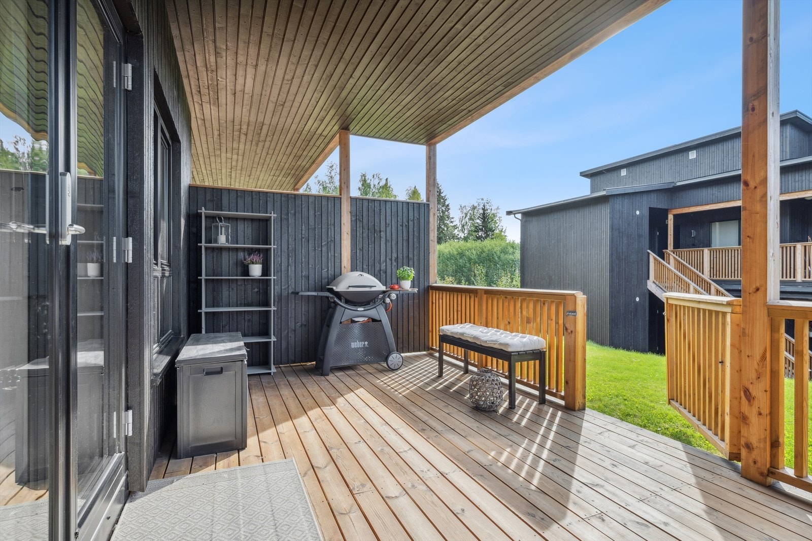 Overbygget terrasse - Praktisk port for tilgang til felles hage Galleribilde