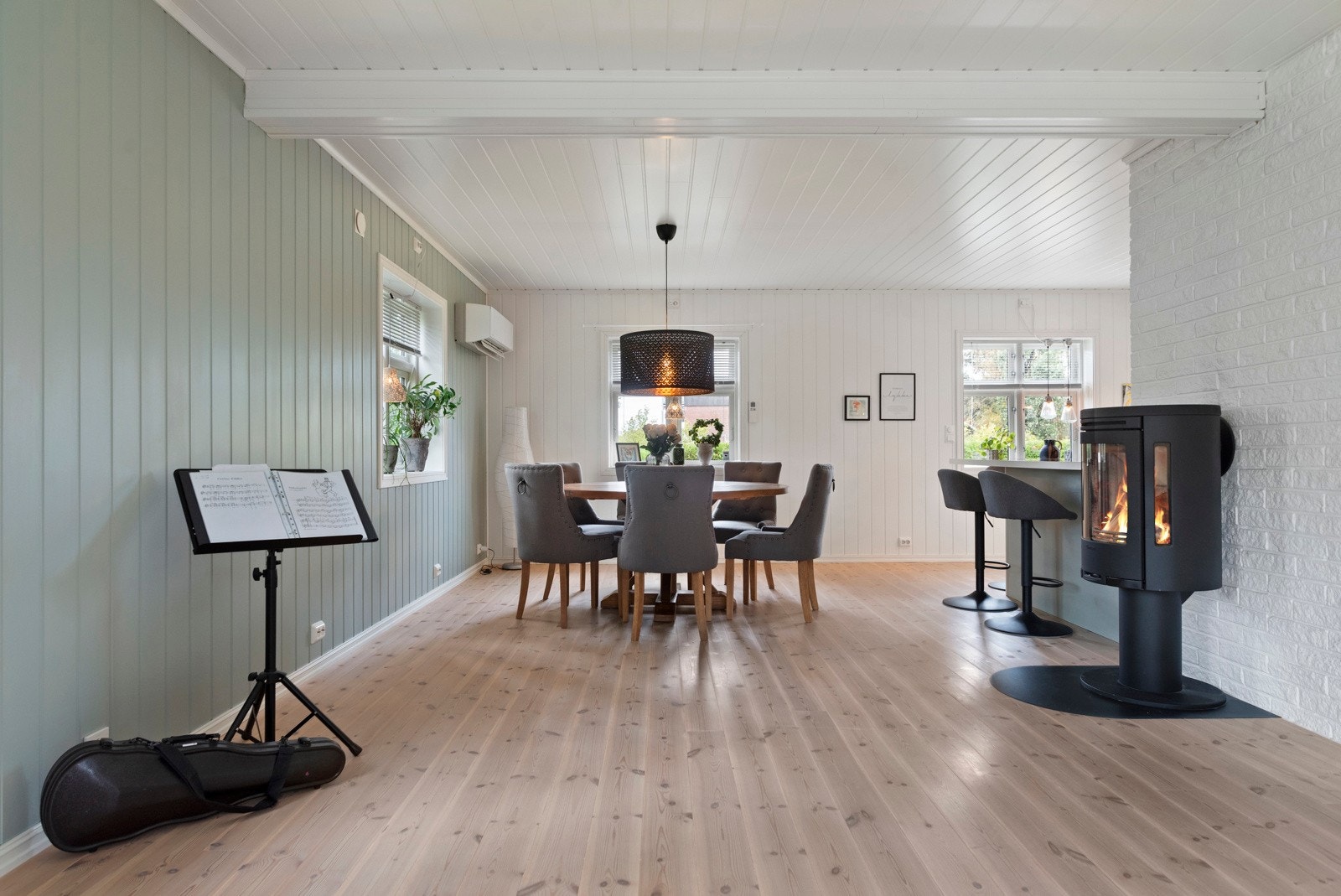 1. etasje inneholder entrè/gang, soverom, bad, stue / spisestu og kjøkken. Galleribilde