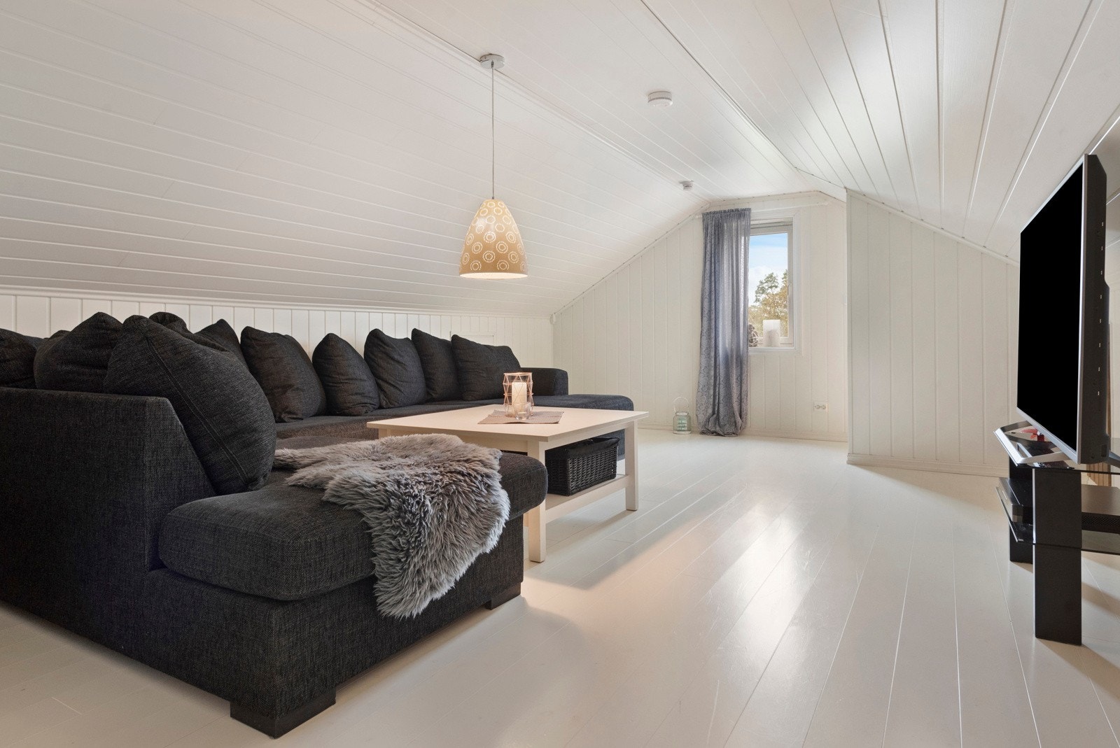 Loftet inneholder stue og "hobbyrom" - ikke målbart areal pga. lav himlingshøyde, men allikevel høy bruksverdi. Galleribilde