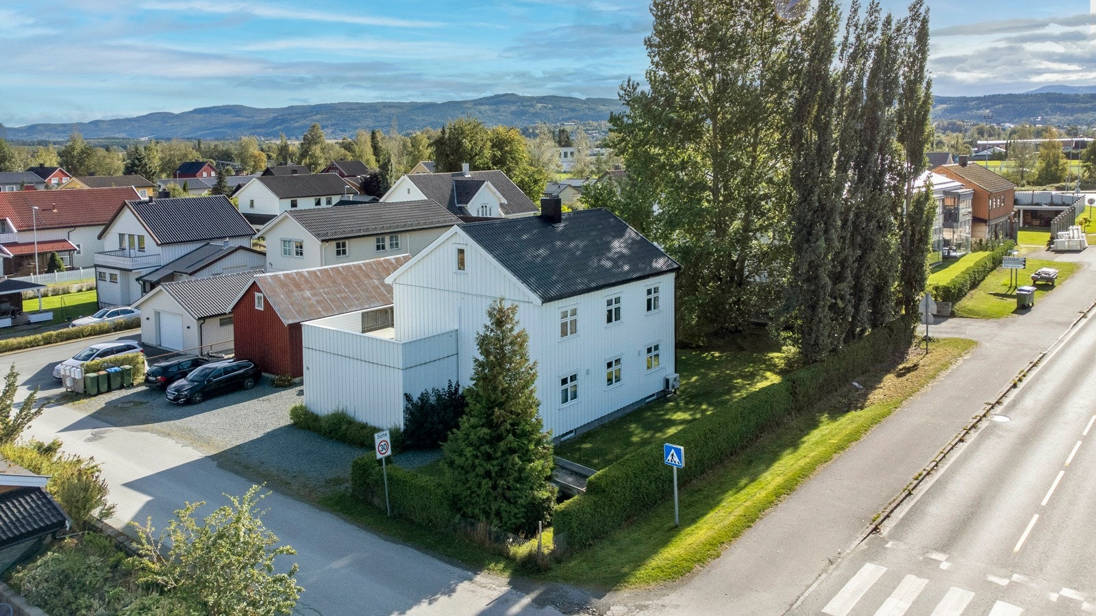 Velkommen til Oberst Lemforts veg 27 - en innbydende, vesentlig renovert og svært innholdsrik enebolig på hele 300m² BRA. Galleribilde