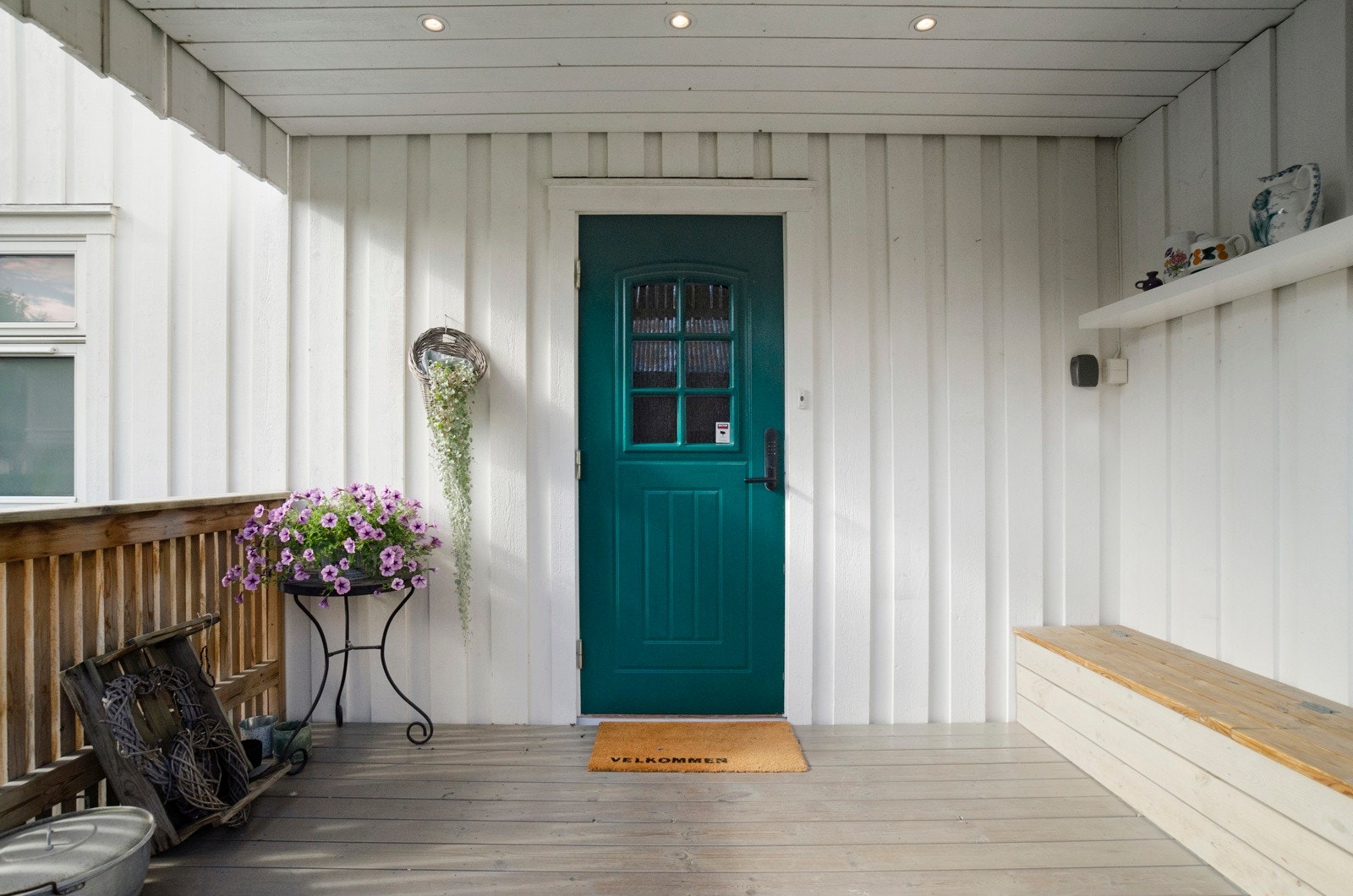 Takoverbygd inngangsparti med platting og downlights i himling. Galleribilde