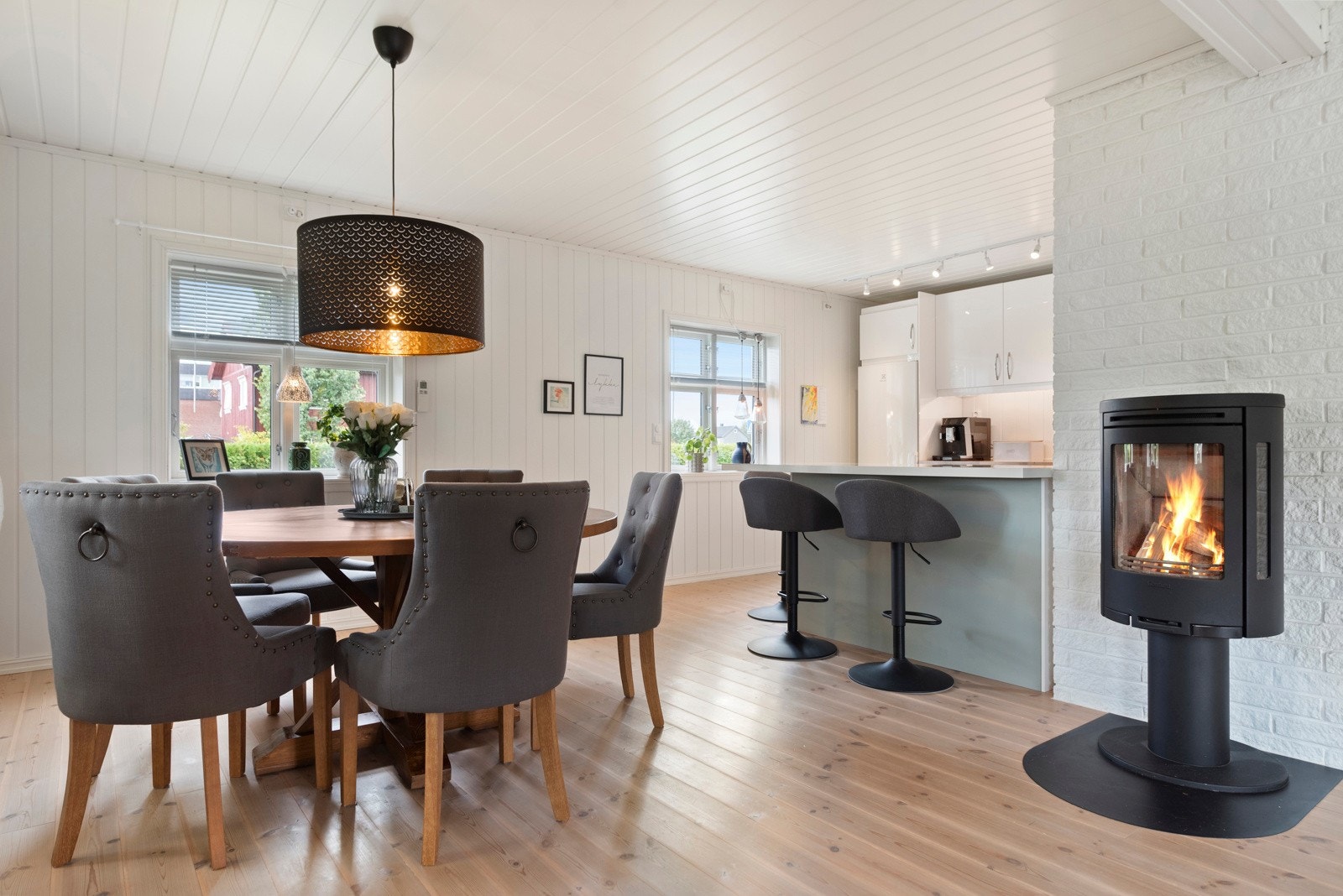 Det er installert 2 ildsteder i boligen, i tillegg er det luft til luft varmepumpe. Galleribilde