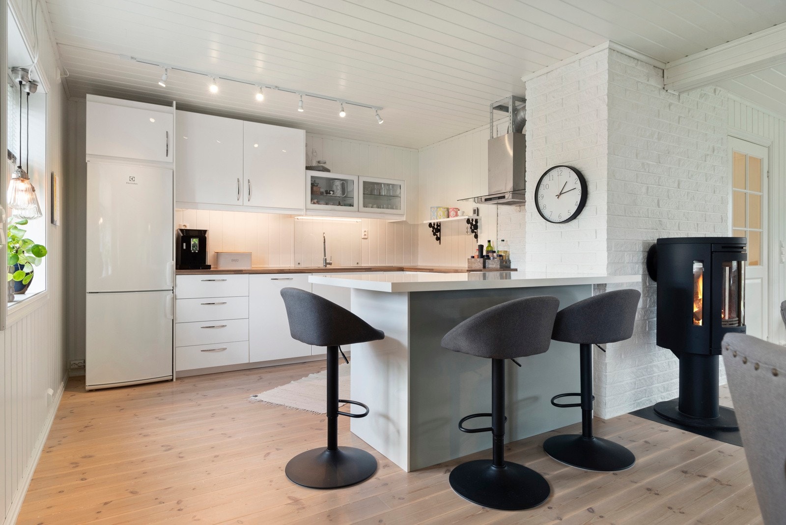 Godt vedlikeholdt og flott kjøkken, naturlig adskilt fra stuen. Galleribilde