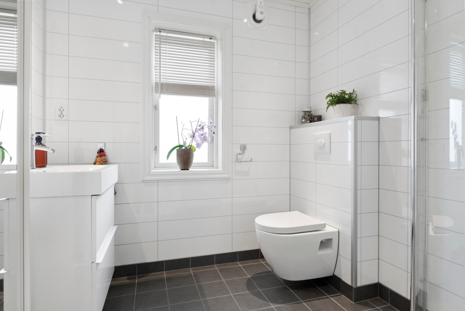 Boligen inneholder 2 flotte bad - ett i hver etasje, samt et separat vaskerom / bad i kjeller. Galleribilde