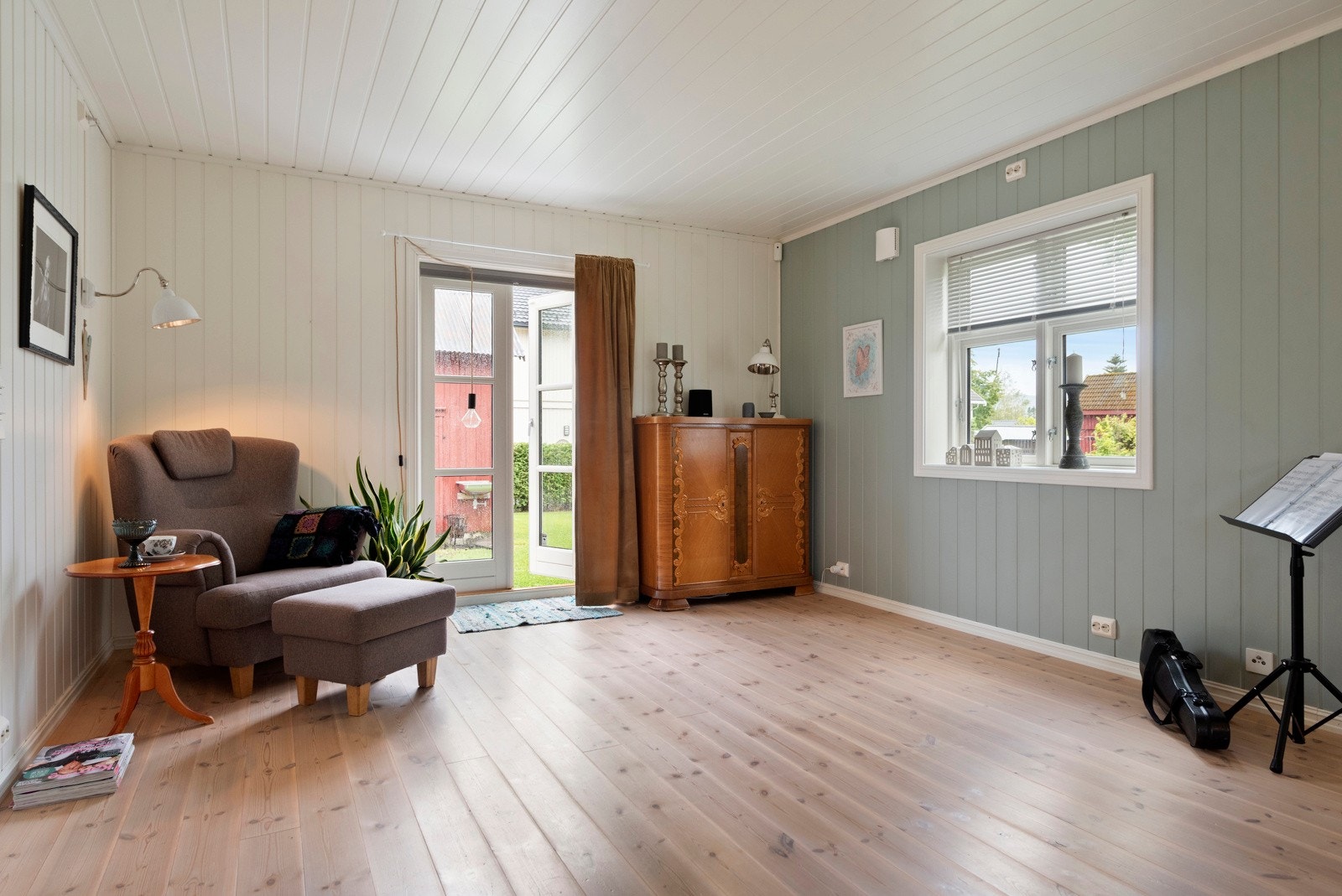 Fra stuen er det adkomst til terrasse og hage. Galleribilde