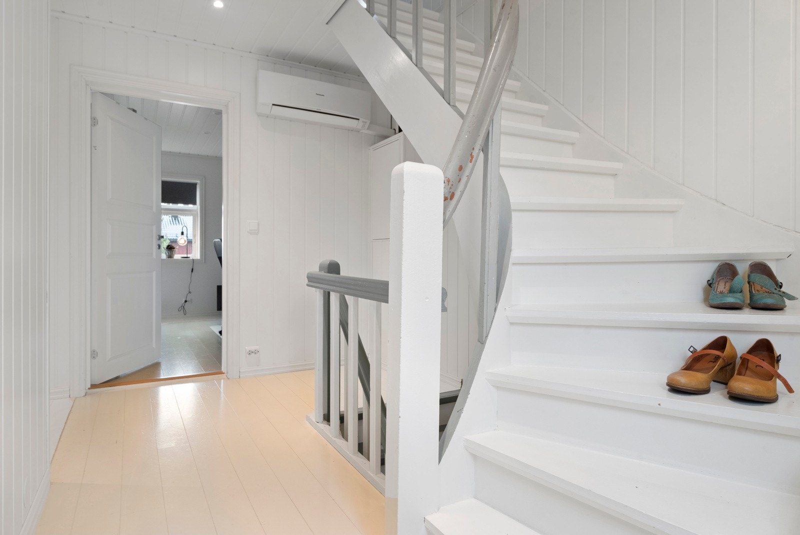 Trapp opp til loft fra 2. etasje. Galleribilde