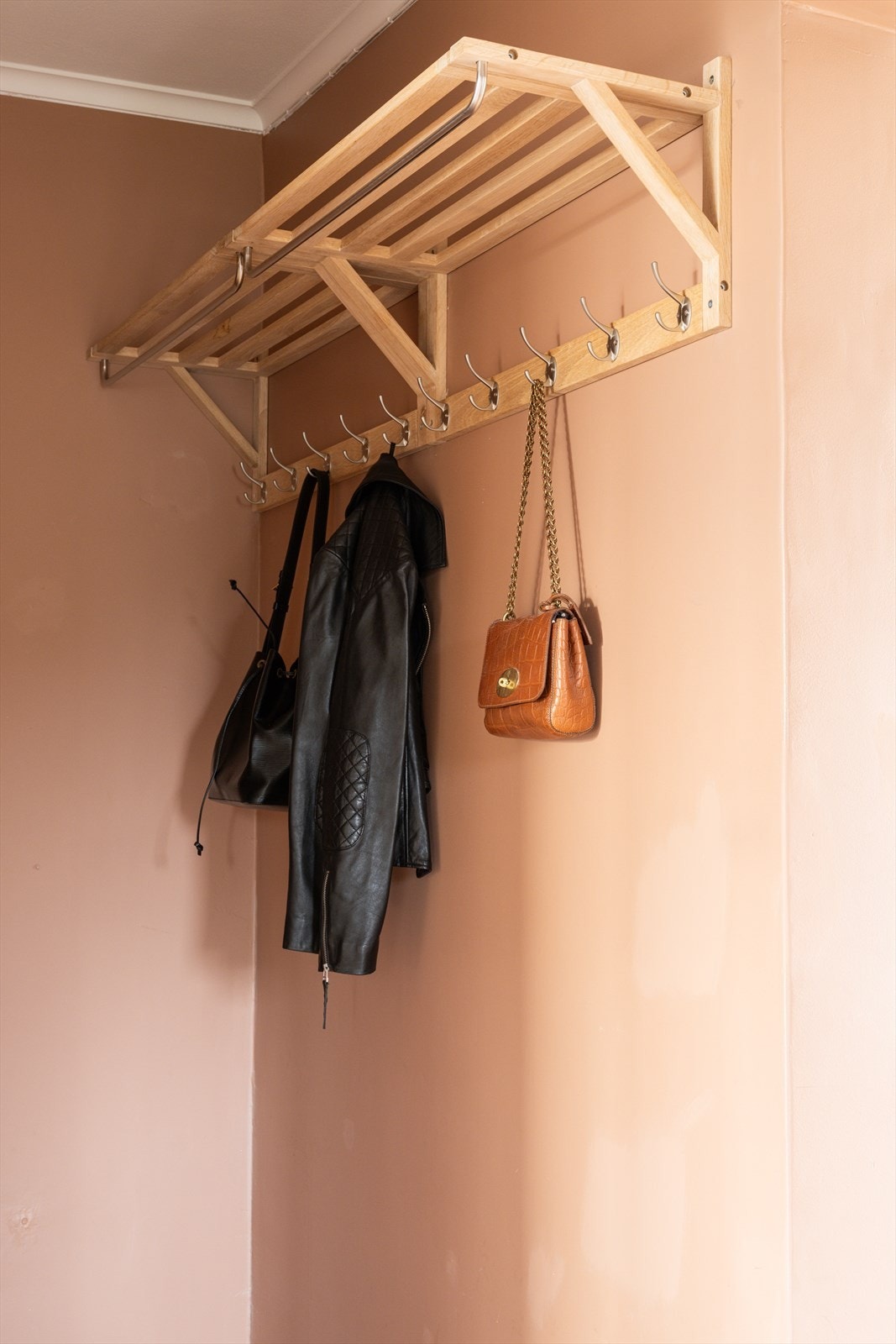 Gang hvor det er plass til å henge fra seg ytterklær og sko Galleribilde