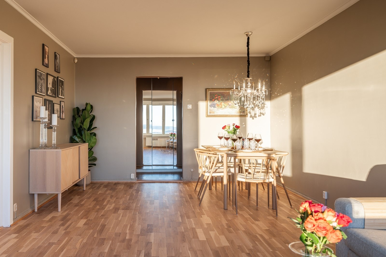 Den romslige stuen har plass til stort spisebord. Galleribilde