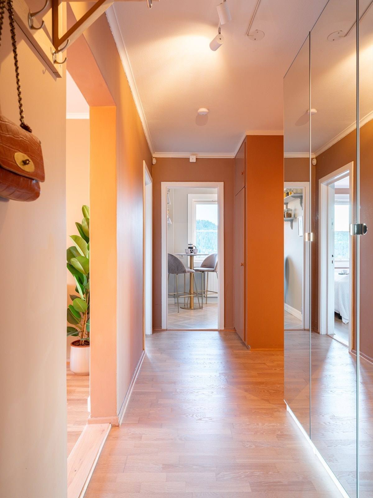 Gang med store garderobeskap med speil. Et av skapene har bl.a. to praktiske skohyller. Galleribilde