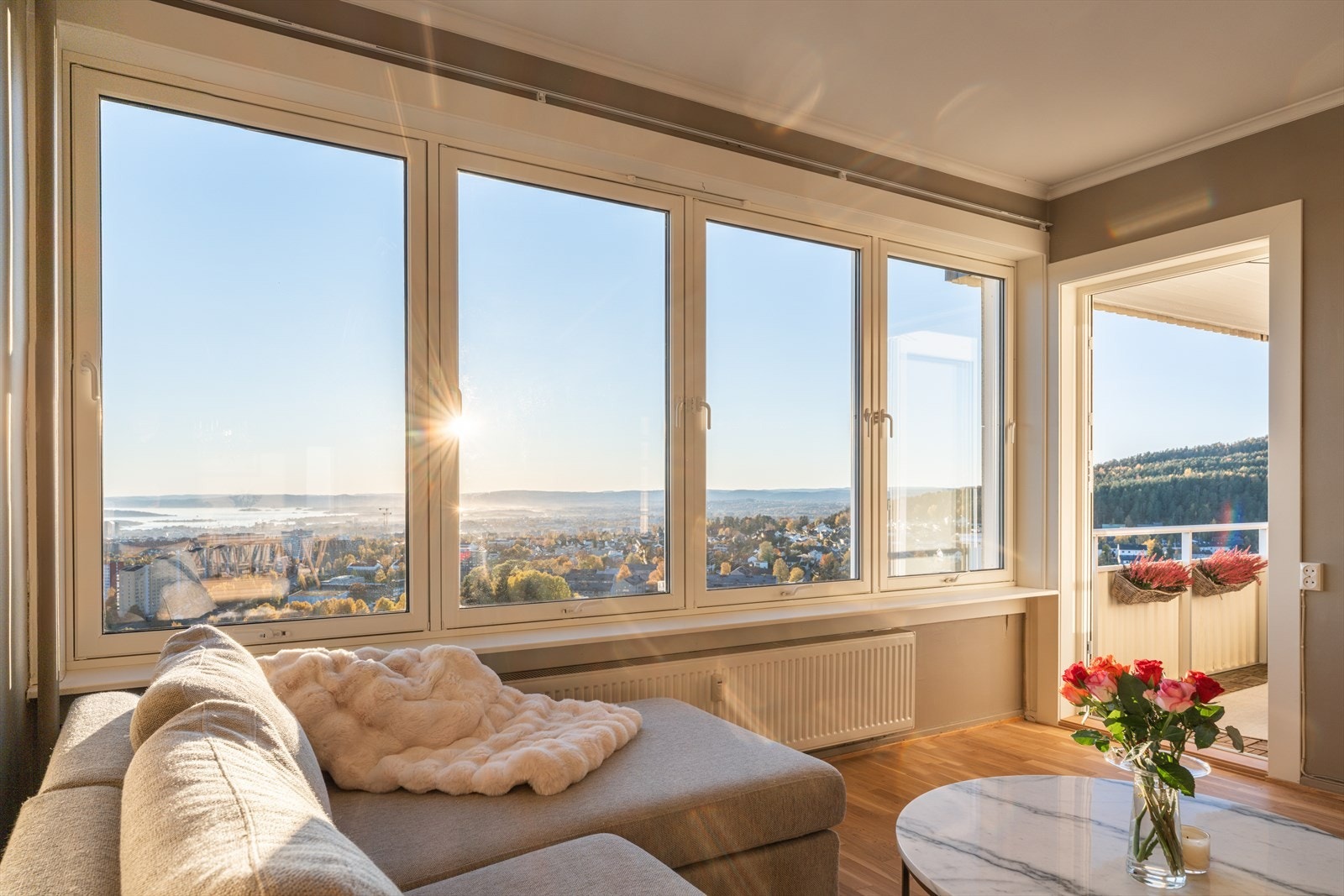 Fra stuen er det utgang til 6 kvm solrik balkong Galleribilde