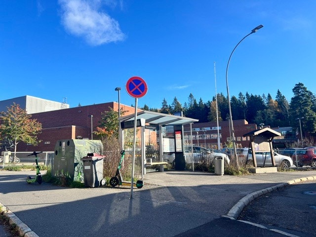 Nærmeste bussholdeplass, 4 min unna leiligheten. Her finner man også nærmeste barneskole, Tonsenhagen skole. Skoleveien er veldig barnevennlig med skogsvei Galleribilde