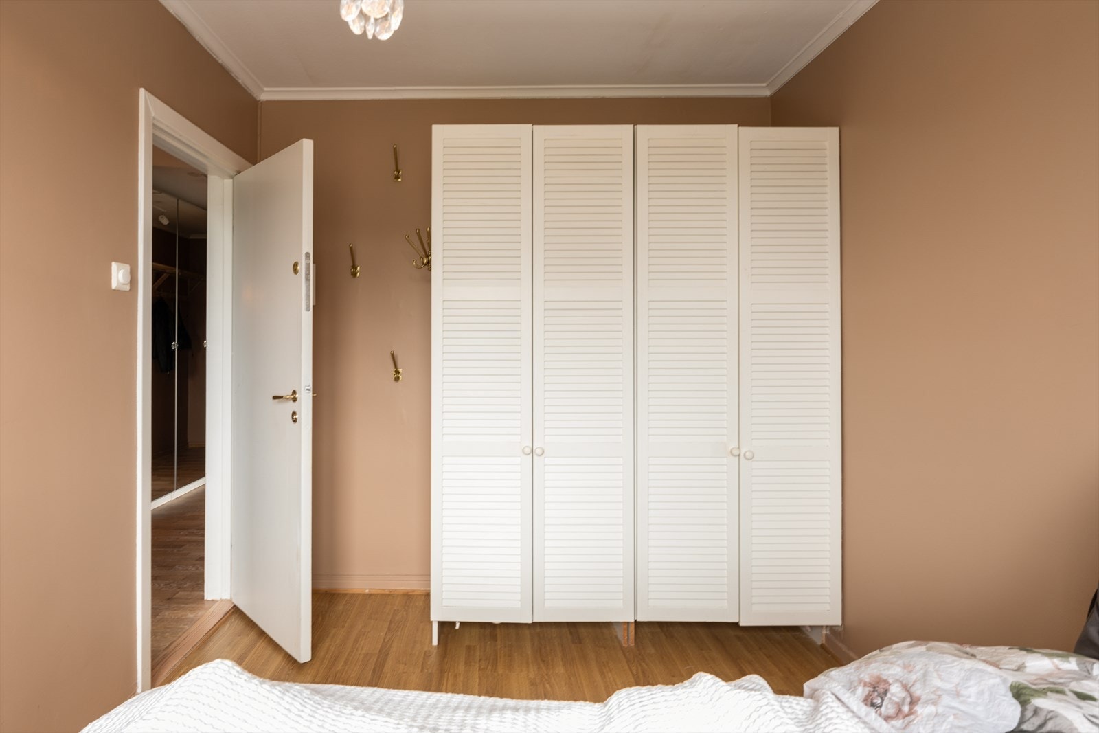 Soverom 2 med garderobeskap Galleribilde