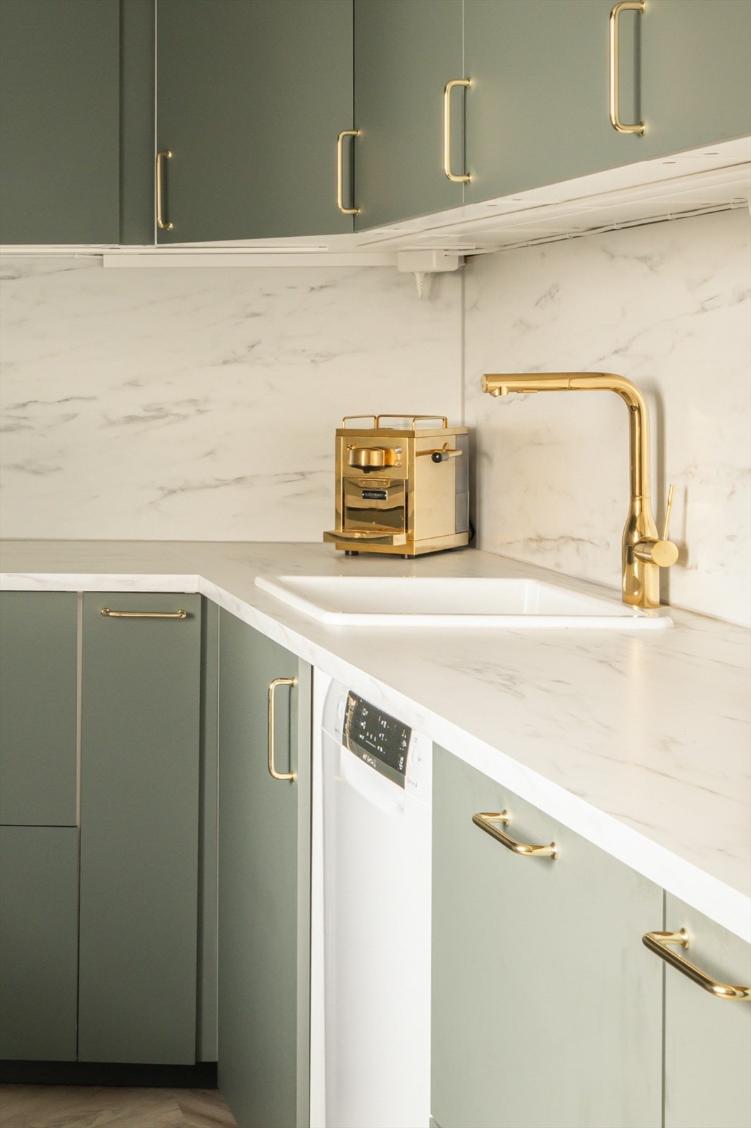 Gulldetaljer på håndtak og kjøkkenkran med uttrekkbar dusj Galleribilde