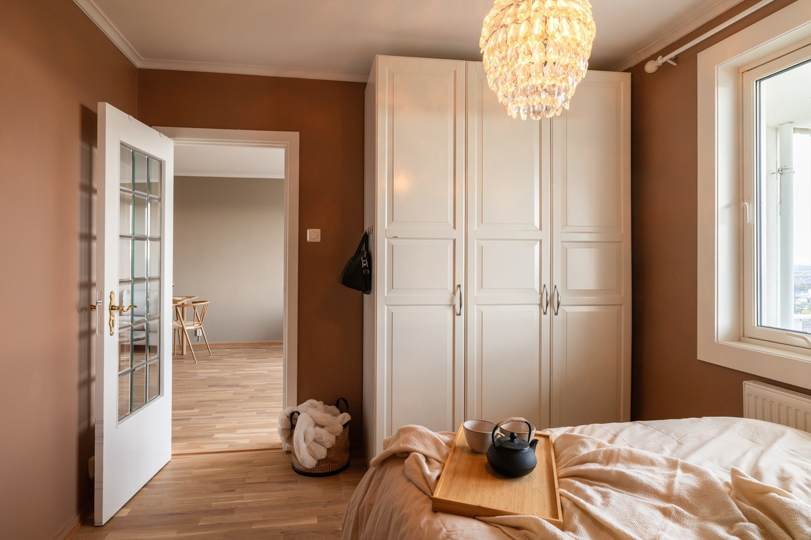 Rikelig med oppbevaring i garderobeskap Galleribilde