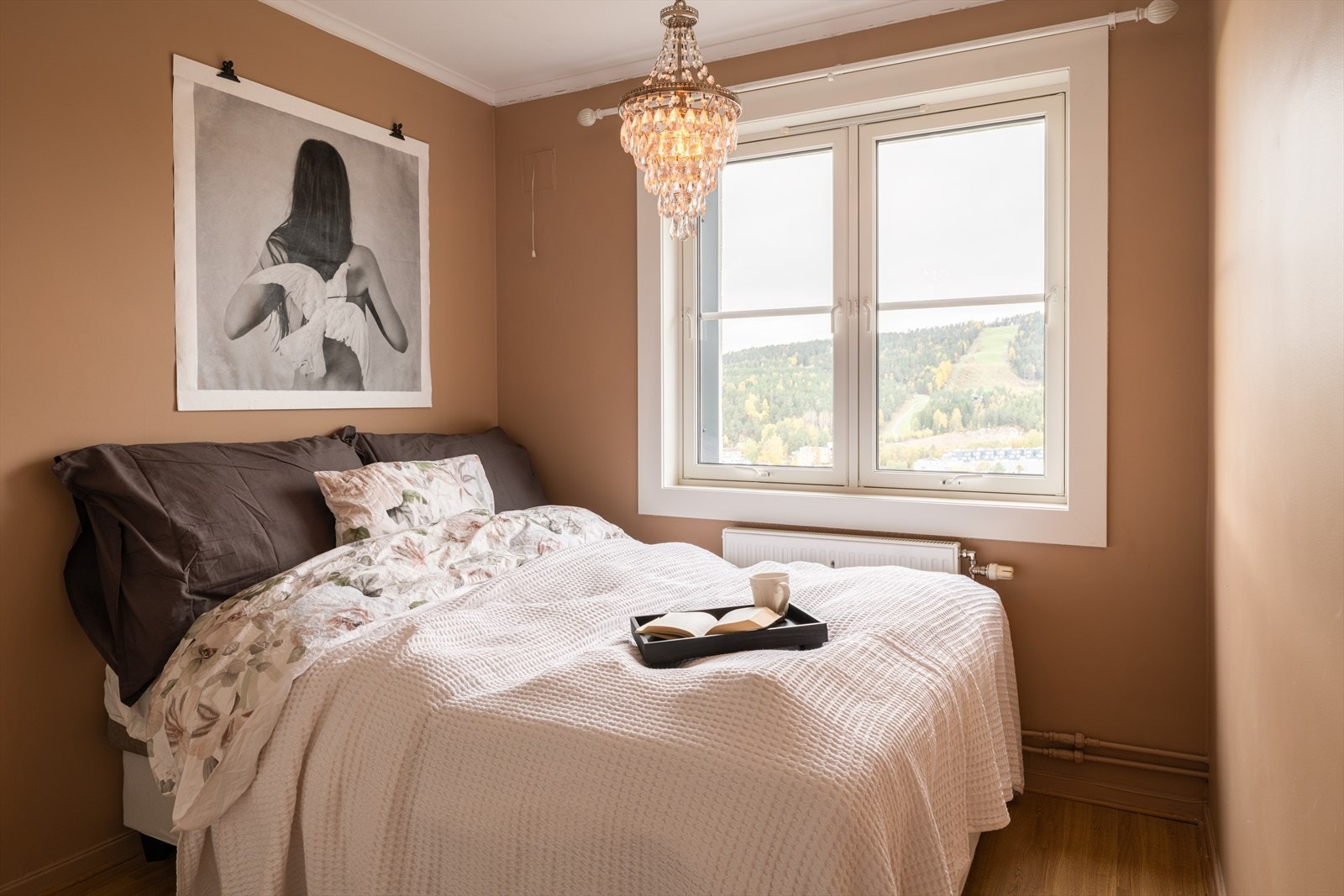 soverom 2 med plass til stor seng - Utsikt over lillomarka og Grefsenkleiva skianlegg Galleribilde