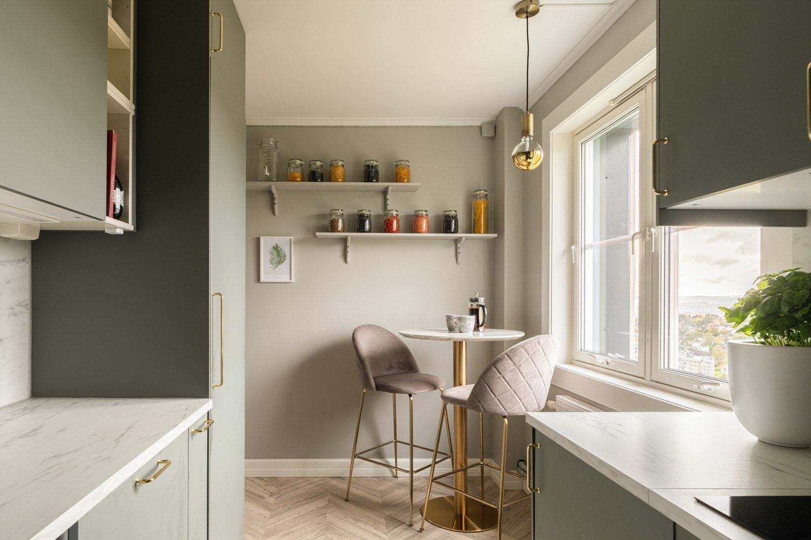 På kjøkkenet er det også plass til et frokostbord Galleribilde