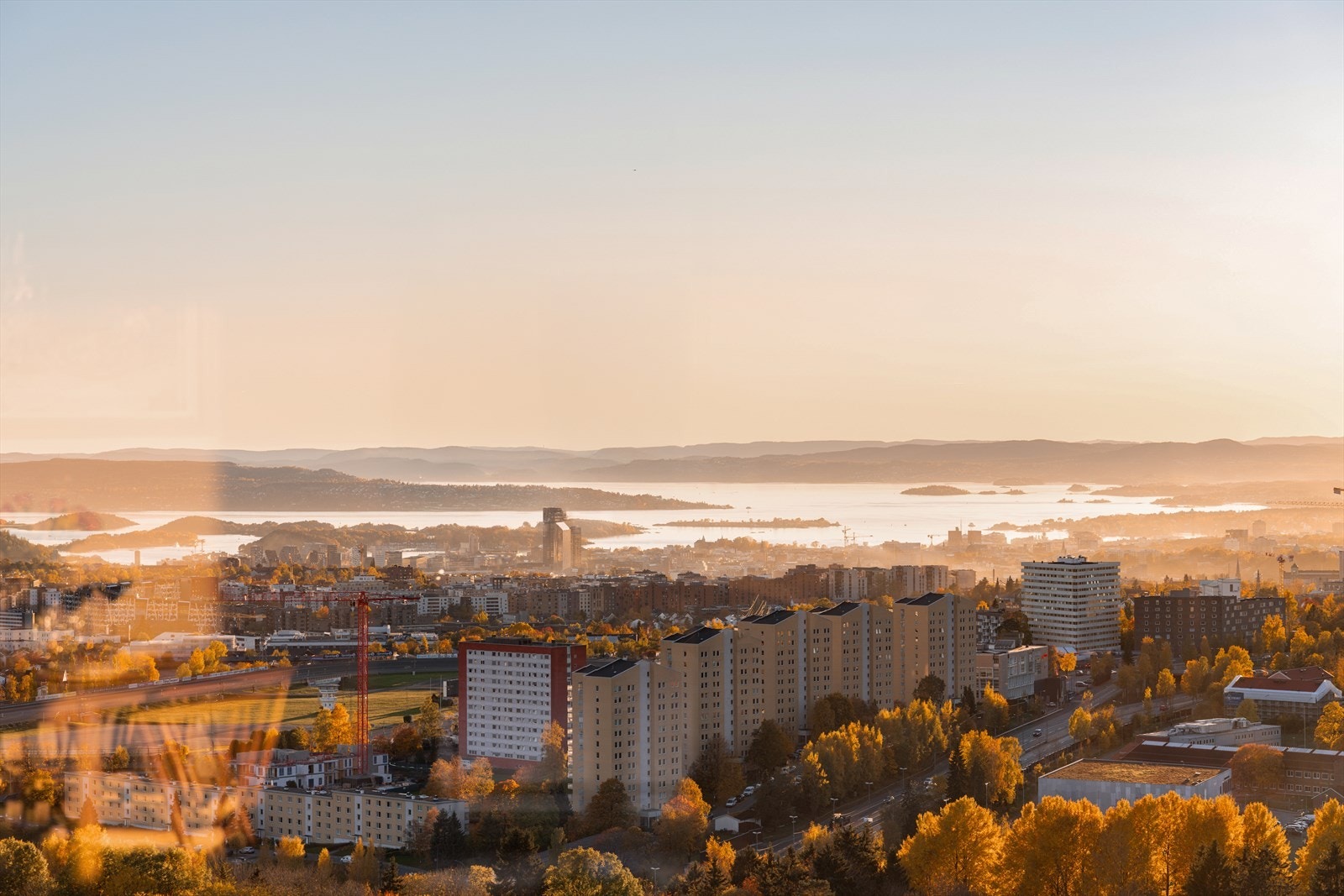 Stemningbilde over fjorden og byen Galleribilde