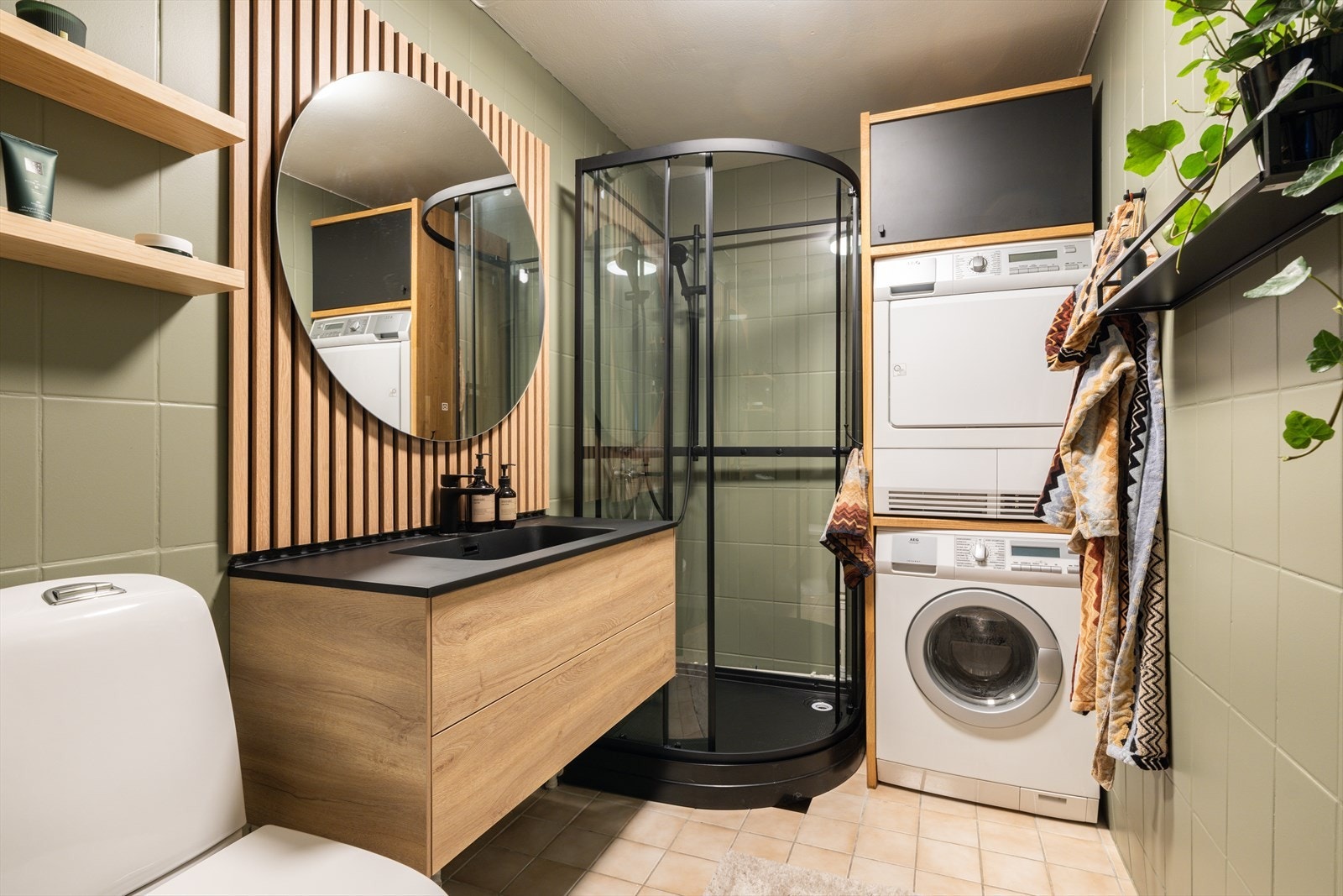 Flislagt bad med nyere baderomsinnredning, dusjkabinett og wc. Galleribilde