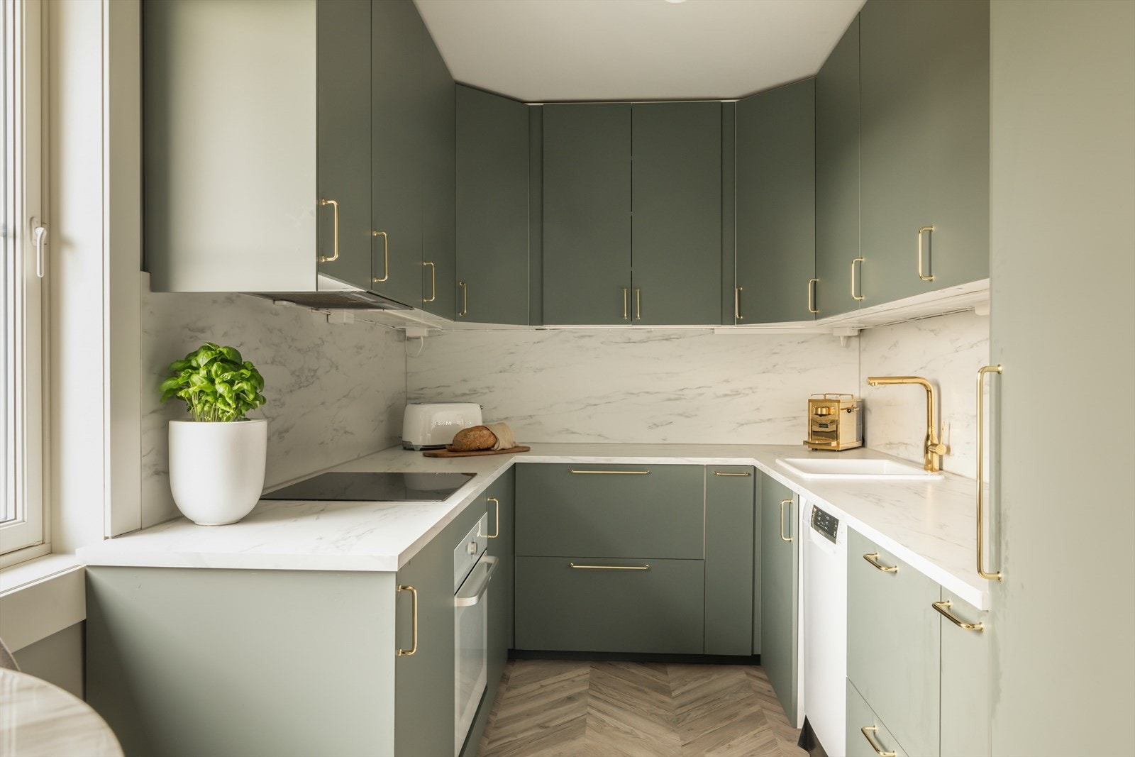 Moderne kjøkken med godt med skap og benkeplass, da også to uttrekkbare hjørneskap for lett tilgjengelighet. Galleribilde