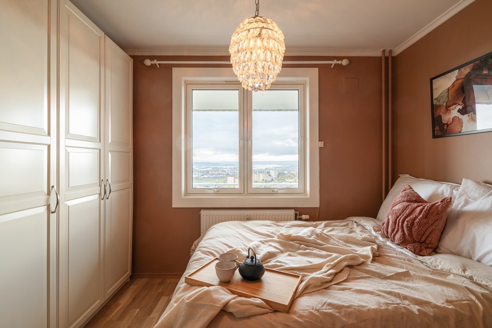 Soverom 1 med plass til stor seng og garderobeskap Galleribilde