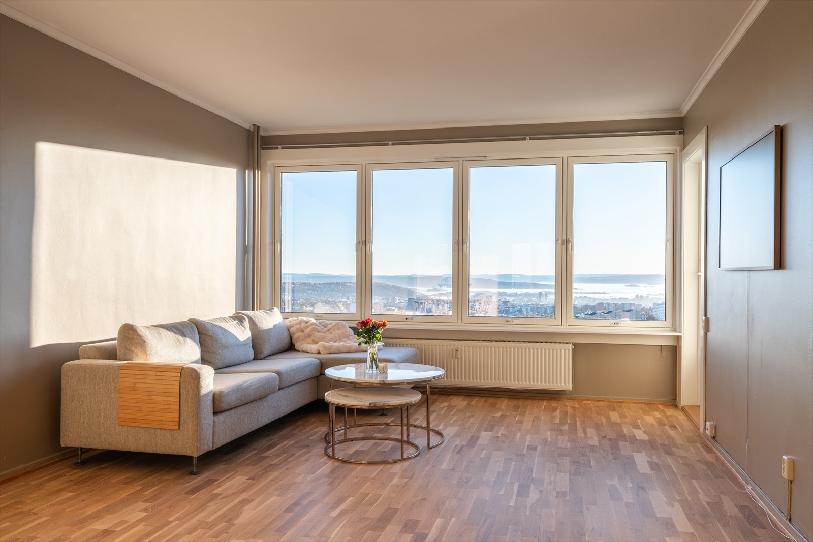 Stuen har plass til sofa, tv og spisebord Galleribilde