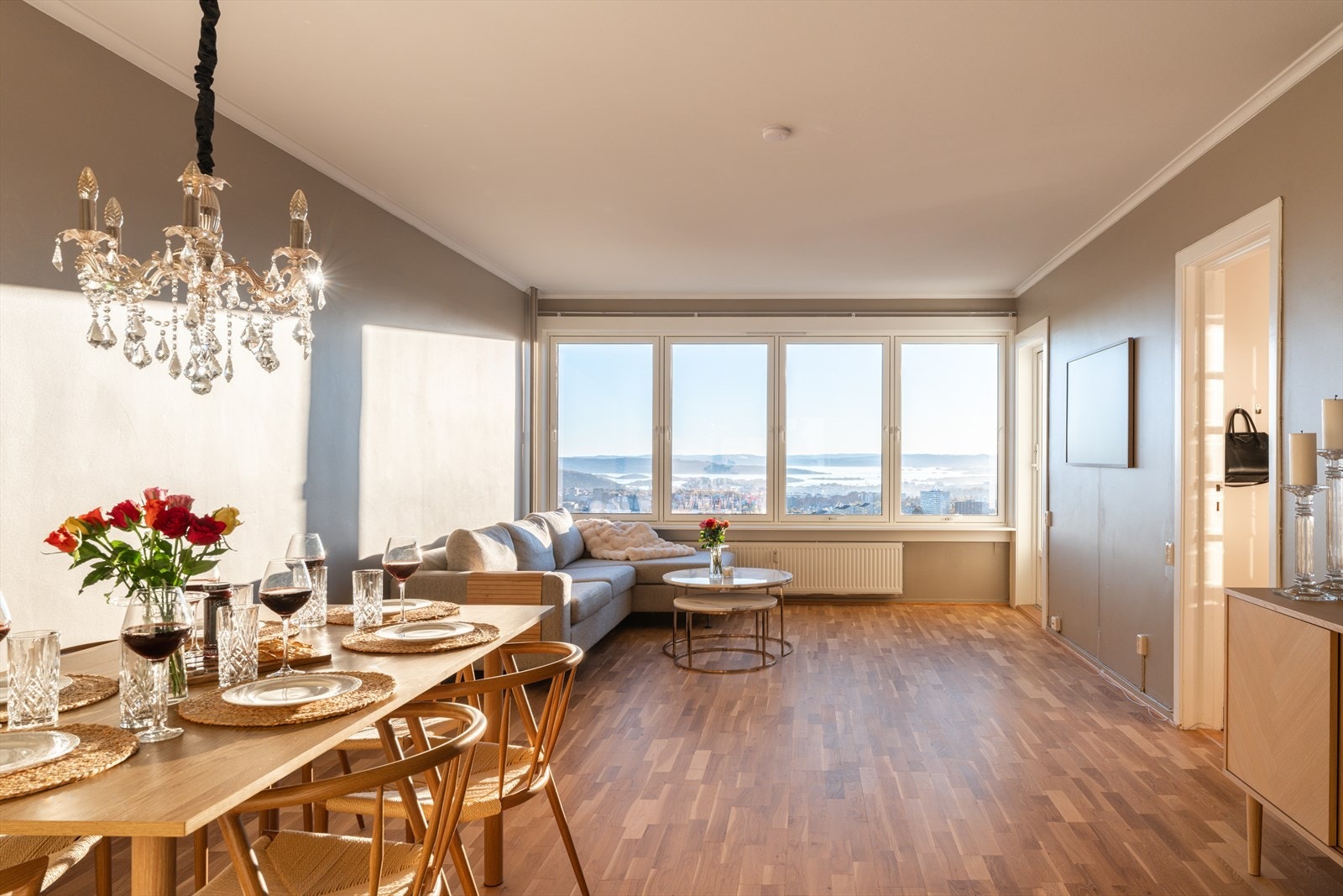 Stuen har store vindusflater som slipper både lyset og utsikten inn Galleribilde