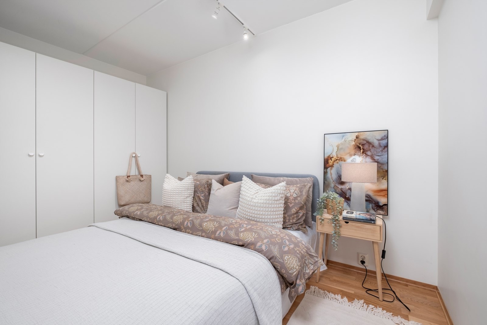 På soverommet har du også god plass til garderobeskap. Galleribilde