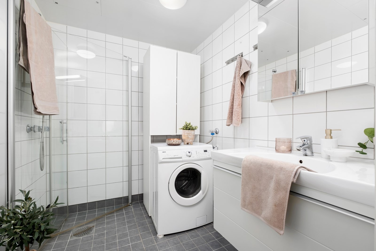 Pent flislagt bad med varme i gulv. Galleribilde