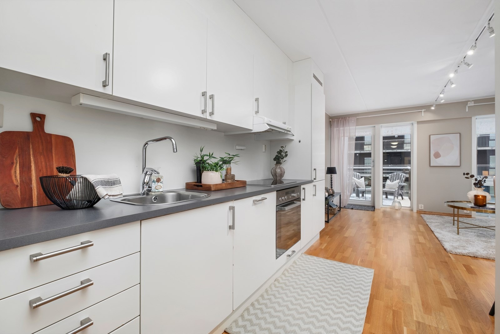 Pent kjøkken med mye skap- og benkeplass. Galleribilde