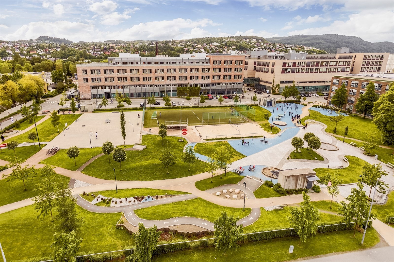 Finalebanen ligger rett over veien fra leiligheten, som er en flott og frodig park. Galleribilde